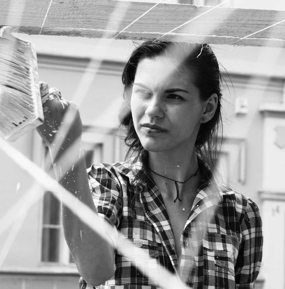 ioana-painting-with-big-brush artist ioana binica